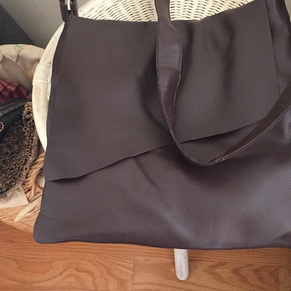 iLi New York Handbags - Brown Leather Large Crossbody